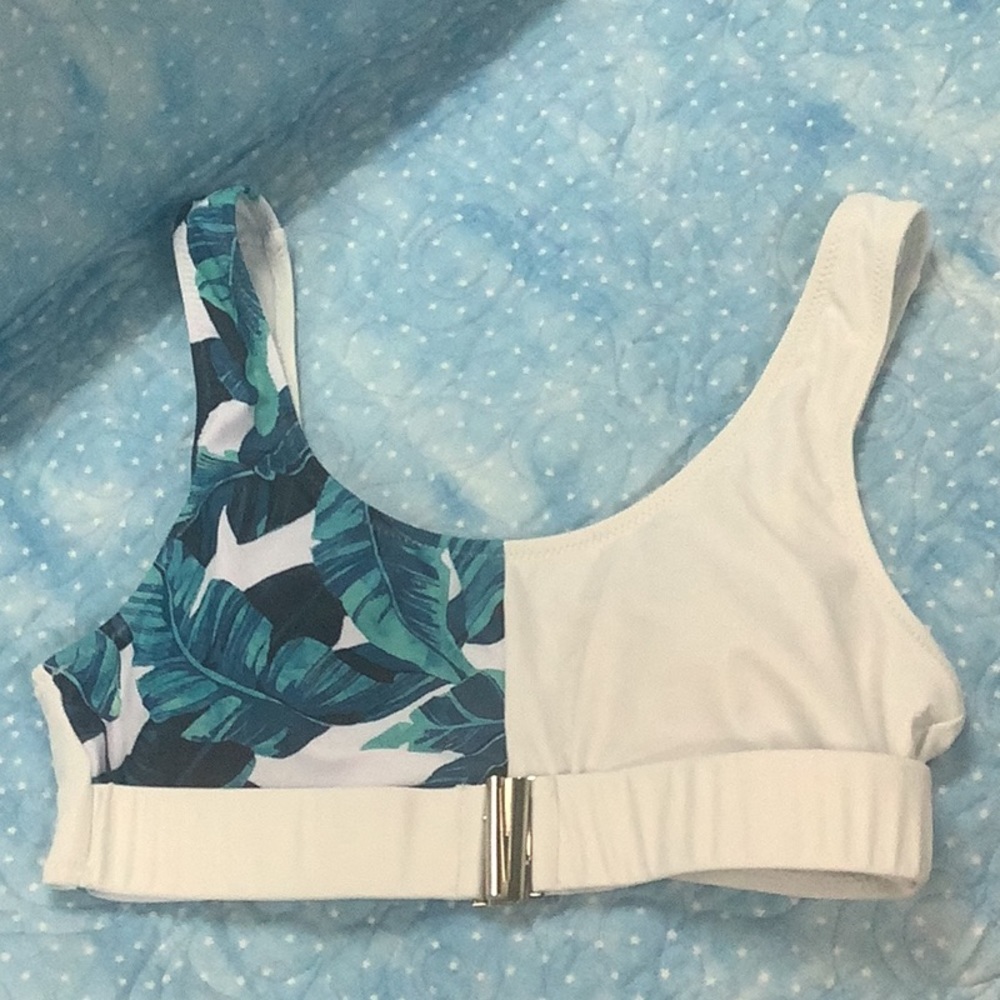 SHEIN Bikini top white blue tropical feel. Stretchy size Small in great …